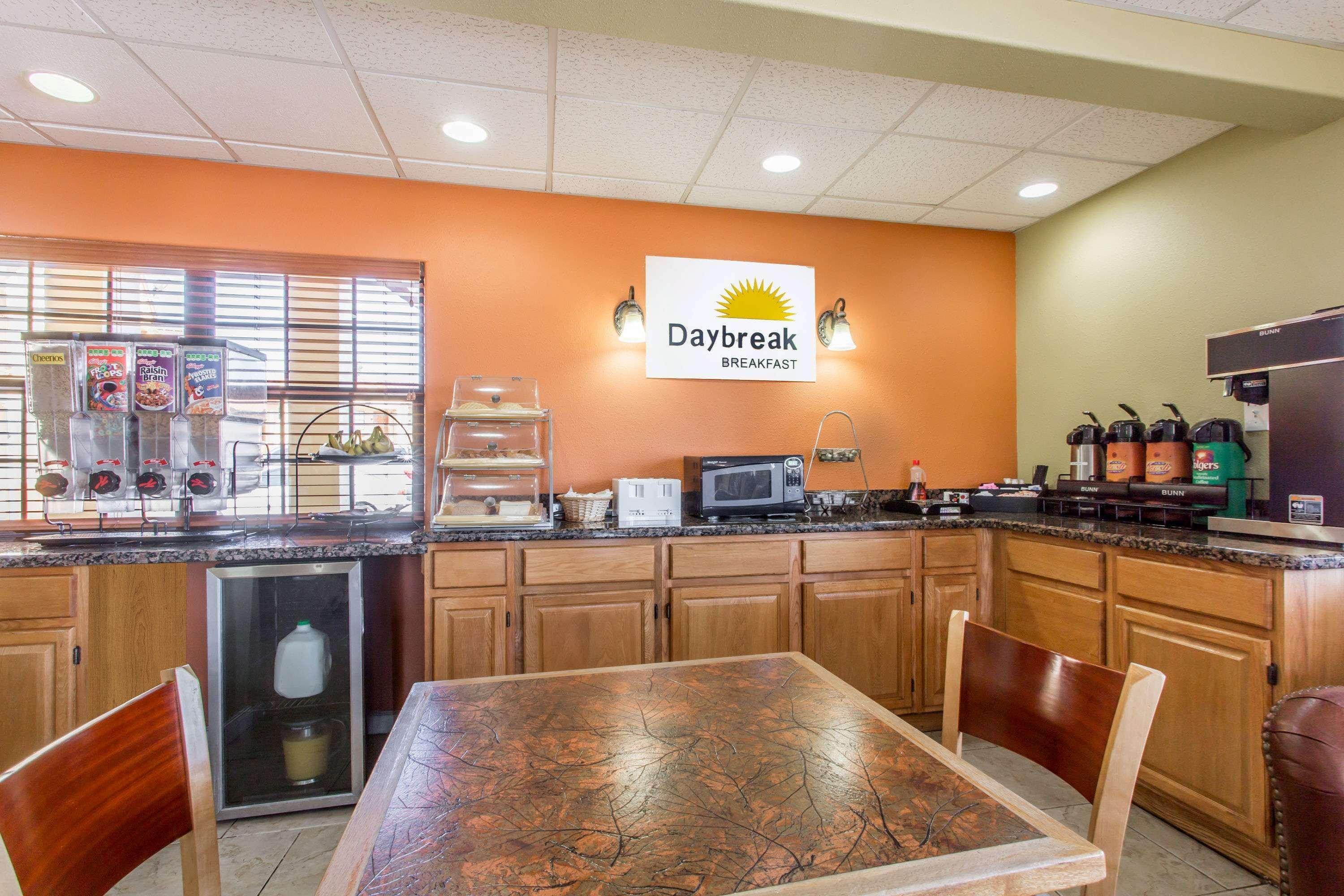 Days Inn By Wyndham Orange Exterior foto