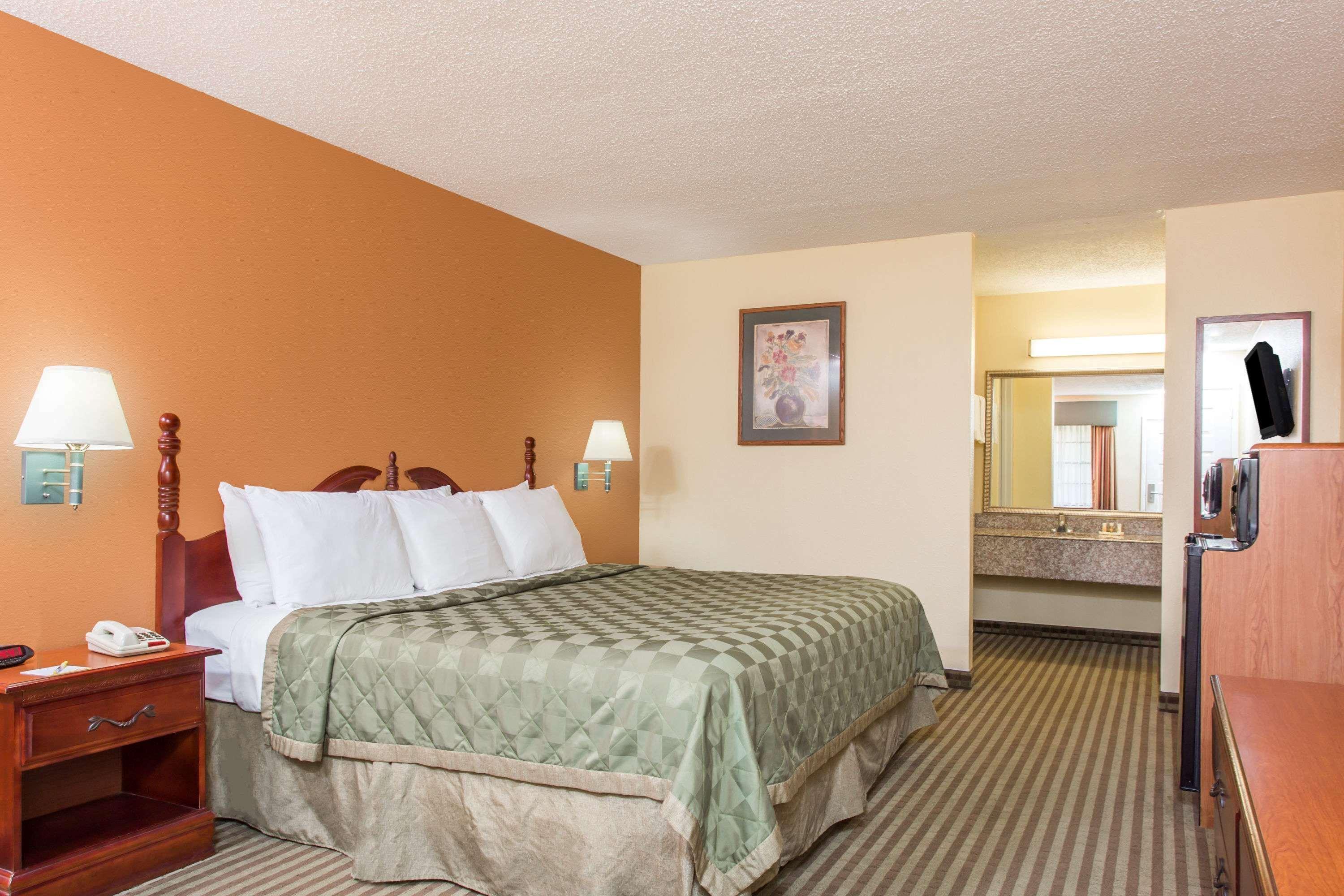 Days Inn By Wyndham Orange Exterior foto